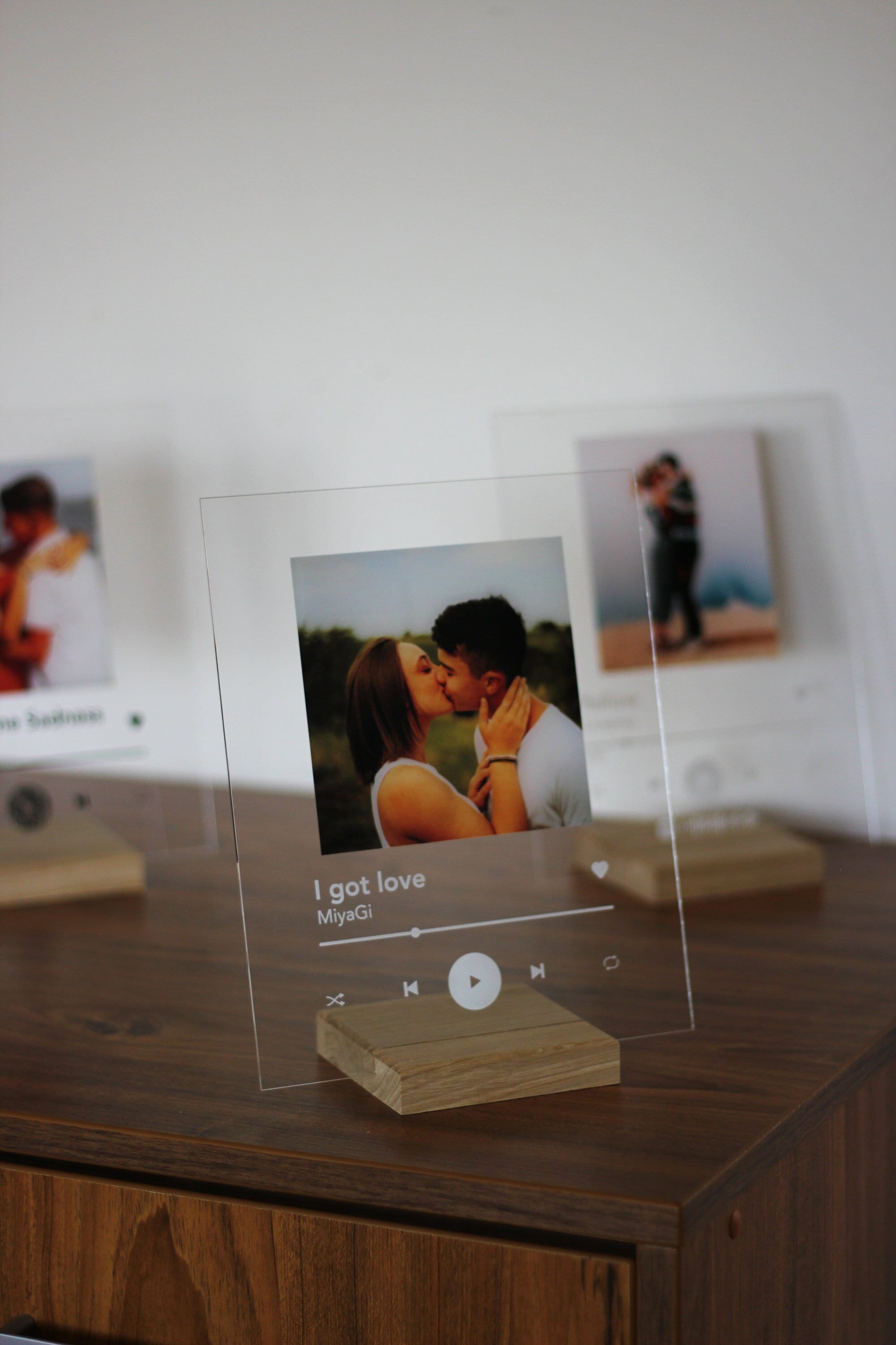 5. PrintMeIfYouCan Wooden-Stand Glass Music Plaque