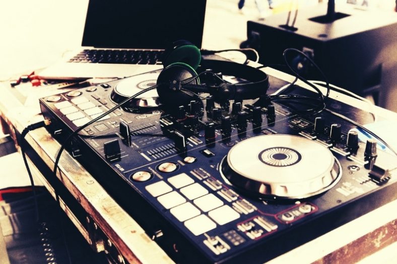 The-Best-DJ-Tables-for-Beginners-and-Pros